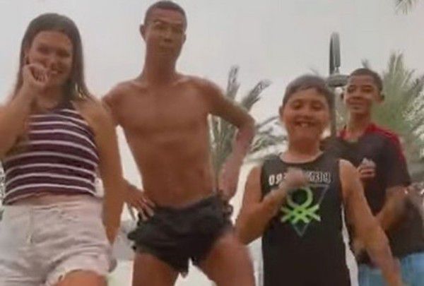 一个男孩子顶哭男孩子